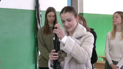Школярів Рівного навчають безпечно поводитися зі зброєю. Як це відбувається