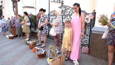 Люди біля храму