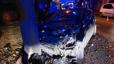 У Рівному вночі авто влетіло в дерево, є травмовані У Рівному вночі авто влетіло в дерево, є травмовані