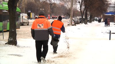 У Житомирі на дороги висипали 217 тонн піскосуміші – як чистять місто від снігу У Житомирі на дороги висипали 217 тонн піскосуміші – як чистять місто від снігу