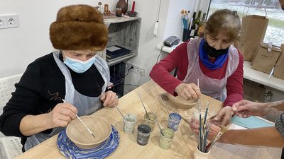 Тернопільські пенсіонерки вчилися виготовляти глиняні тарілки