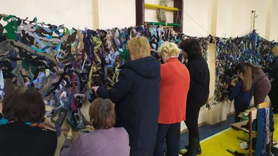 У Кущівській гімназії в Кропивницькому плетуть маскувальні сітки для віськових У Кущівській гімназії в Кропивницькому плетуть маскувальні сітки для віськових