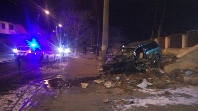У Чернігові нетверезий водій збив дерево, електроопору та в’їхав у сходи 13-ої школи У Чернігові нетверезий водій збив дерево, електроопору та в’їхав у сходи 13-ої школи