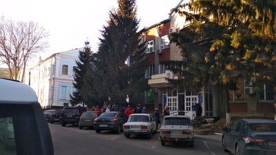 Екс-працівники вимагають зарплати: На Сумщині під судом мітингують фрунзівці Екс-працівники вимагають зарплати: На Сумщині під судом мітингують фрунзівці
