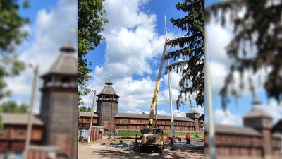 У Батурині почали встановлювати 30-метровий флагшток