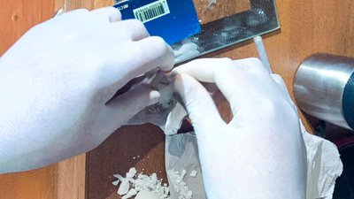 Прикарпатець зі своєю співмешканкою збували наркотики з "рук в руки"