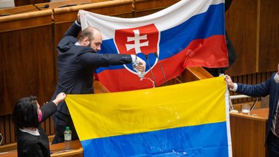 Словацький депутат облив водою прапор України в сесійній залі. Глава МЗС країни вибачився