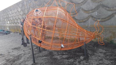 "Море без сміття": у Маріуполі встановили інсталяцію для збору пластика