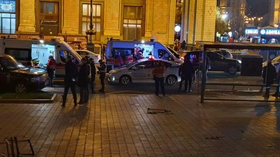 У Києві на Майдані водій Land Rover в'їхав у натовп, двоє людей загинуло. Що відомо У Києві на Майдані водій Land Rover в'їхав у натовп, двоє людей загинуло. Що відомо