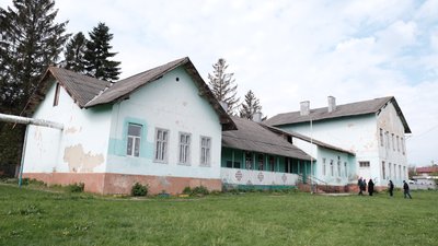 Вчаться у садибі й десять років чекають на школу. На Буковині не відкрили заклад за 80 мільйонів Вчаться у садибі й десять років чекають на школу. На Буковині не відкрили заклад за 80 мільйонів