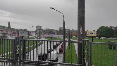 Злива у Хмельницькому спровокувала затори, зокрема у центрі Злива у Хмельницькому спровокувала затори, зокрема у центрі