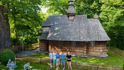 Дерев'яна церква Різдва Пресвятої Богородиці в селі Лодина, ґміна Сянік, збудована в 1743 році Дерев'яна церква Різдва Пресвятої Богородиці в селі Лодина, ґміна Сянік, збудована в 1743 році