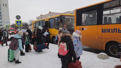 З потягу школярі пересідають в автобуси та їдуть в Кам`янець-Подільський З потягу школярі пересідають в автобуси та їдуть в Кам`янець-Подільський