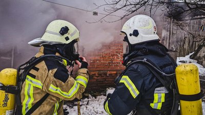 ДСНС ліквідує пожежу у приватному секторі.