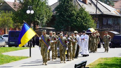 В Ужгороді попрощалися із захисником Віктором Чинадієм В Ужгороді попрощалися із захисником Віктором Чинадієм
