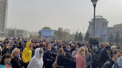 У Сумах підприємці знову вийшли на акцію проти карантинних обмежень "червоної" зони У Сумах підприємці знову вийшли на акцію проти карантинних обмежень "червоної" зони