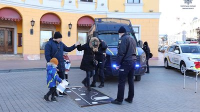 В Одесі влаштували акцію "Різдво з патрульними" В Одесі влаштували акцію "Різдво з патрульними"