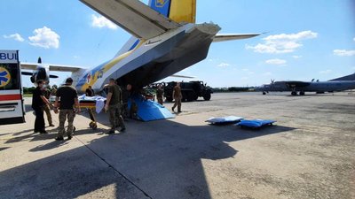 Військових, які лікувалися у харківському шпиталі, літаком доправили до Києва