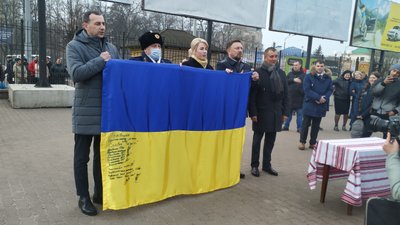 Як у Франківську зустрічали потяг Рахів — Маріуполь Як у Франківську зустрічали потяг Рахів — Маріуполь