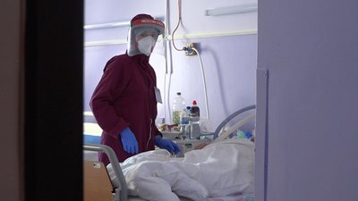 Людмила Бутковська, старша сестра «ковідного» відділення. Людмила Бутковська, старша сестра «ковідного» відділення.