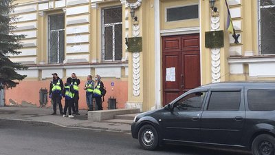 Харківський апеляційний суду пікетує Нацкорпус. Установу посилено охороняють