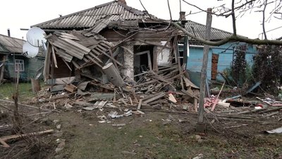 Пошкоджені 11 приватних будинків і 5 адмінбудівель: що розповідають місцеві про обстріл центру Семенівки на Чернігівщині Пошкоджені 11 приватних будинків і 5 адмінбудівель: що розповідають місцеві про обстріл центру Семенівки на Чернігівщині