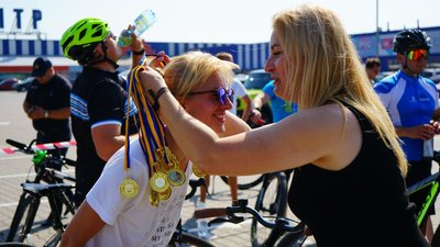 У Чернівцях на благодійному велопробігу зібрали майже 50 тисяч гривень для потреб військових У Чернівцях на благодійному велопробігу зібрали майже 50 тисяч гривень для потреб військових