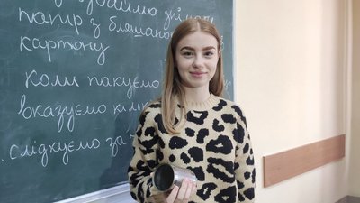 "Зігрій захисників теплом": у Тернополі студенти-медики виготовляють окопні свічки "Зігрій захисників теплом": у Тернополі студенти-медики виготовляють окопні свічки