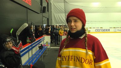"Весь час у русі": у Маріуполі створили жіночу хокейну команду "Весь час у русі": у Маріуполі створили жіночу хокейну команду