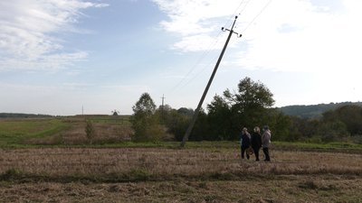 Через похилену опору жінка не може зорати город. Історія з рівненського села Через похилену опору жінка не може зорати город. Історія з рівненського села
