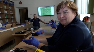 Накладали турнікети, навчались зупиняти кровотечу: вчителі у Житомирі пройшли майстер-клас з домедичної допомоги Накладали турнікети, навчались зупиняти кровотечу: вчителі у Житомирі пройшли майстер-клас з домедичної допомоги
