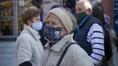 У Чернівцях біля пункту вакцинації утворилась черга з понад 50 людей У Чернівцях біля пункту вакцинації утворилась черга з понад 50 людей
