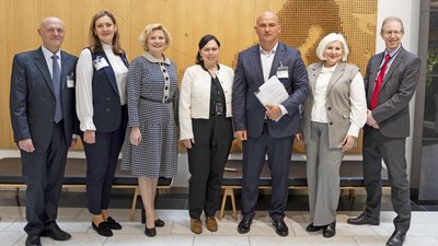 Учасники обговорення та підписання рішення про виділення коштів