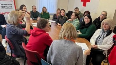 Представники Червоного Хреста допомагають переселенцям у пошуку роботи Представники Червоного Хреста допомагають переселенцям у пошуку роботи