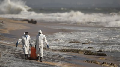 Ліквідація наслідків на узбережжі. Фото: AP Ліквідація наслідків на узбережжі. Фото: AP