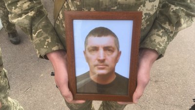 У Житомирі попрощалися з військовим Сергієм Булаєнком, який загинув під час обстрілу військами РФ У Житомирі попрощалися з військовим Сергієм Булаєнком, який загинув під час обстрілу військами РФ