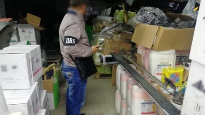Фальсифікували засоби захисту рослин: на Черкащині діяв підпільний цех Фальсифікували засоби захисту рослин: на Черкащині діяв підпільний цех