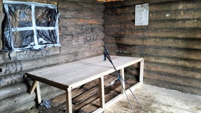 У підніжжі Говерли волонтери відремонтували екопункт У підніжжі Говерли волонтери відремонтували екопункт