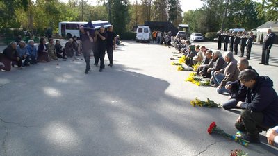 Навколішки та зі схиленими головами. У Кропивницькому попрощалися з військовим Олександром Котельниковим