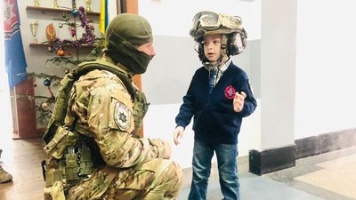 Сашко міряє захисний шолом Сашко міряє захисний шолом