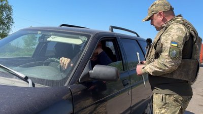 Історії з блокпоста: як сумчани реагують на роздачу повісток Історії з блокпоста: як сумчани реагують на роздачу повісток