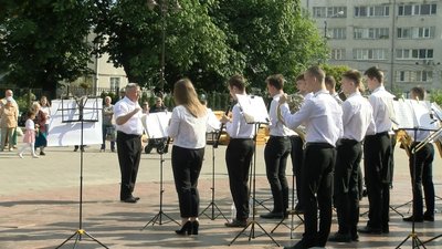 У центрі Луцька грав оркестр: збирали гроші для ЗСУ У центрі Луцька грав оркестр: збирали гроші для ЗСУ