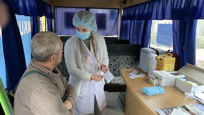 Пункт щеплення – в мікроавтобусі. Як вакцинують у місті на Дніпропетровщині Пункт щеплення – в мікроавтобусі. Як вакцинують у місті на Дніпропетровщині