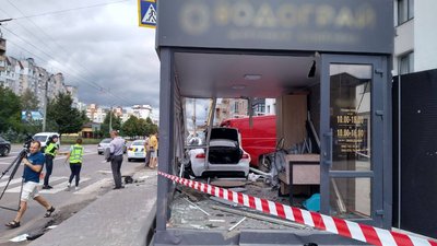 В Івано-Франківську сталася ДТП за участю чотирьох авто. Водіїв та пішохода госпіталізували В Івано-Франківську сталася ДТП за участю чотирьох авто. Водіїв та пішохода госпіталізували