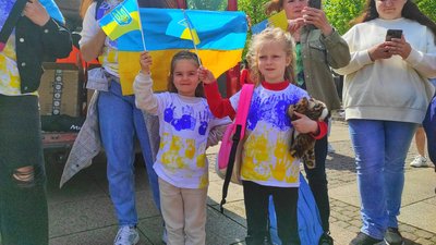 "Родичів в Росії в мене більше немає": харків'яни вийшли на підтримку України у Лейпцигу "Родичів в Росії в мене більше немає": харків'яни вийшли на підтримку України у Лейпцигу