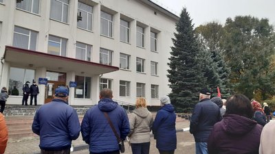 "Це підстава". Жителі Олешанської ОТГ вийшли на мітинг підтримати голову громади "Це підстава". Жителі Олешанської ОТГ вийшли на мітинг підтримати голову громади