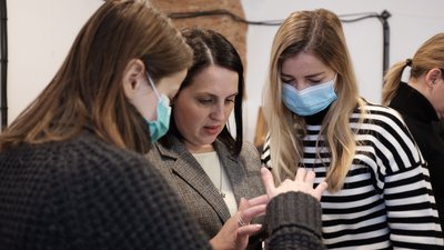 "Каблучку передали побратими". У Чернівцях показали виставку про сім'ї загиблих на Сході військових "Каблучку передали побратими". У Чернівцях показали виставку про сім'ї загиблих на Сході військових