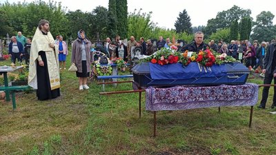 Чернігівщина попрощалася з двома земляками — солдатами Олександром Комаром та Володимиром Сусленниковим Чернігівщина попрощалася з двома земляками — солдатами Олександром Комаром та Володимиром Сусленниковим