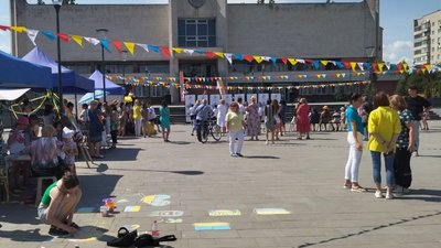 Святкували і збирали гроші на ЗСУ: як у Луцьку відзначили День Конституції