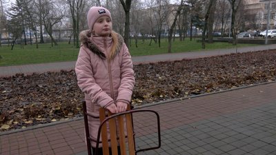 Дитина з санчатами